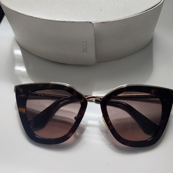 Glasses - Picture 2 of 3